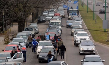 Caravana de bicis, motos y autos para “que vuelva el tren a La Plata”