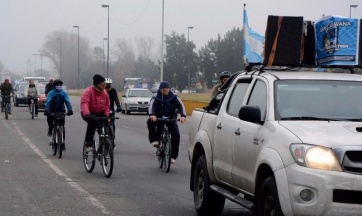 Caravana de bicis, motos y autos para “que vuelva el tren a La Plata”