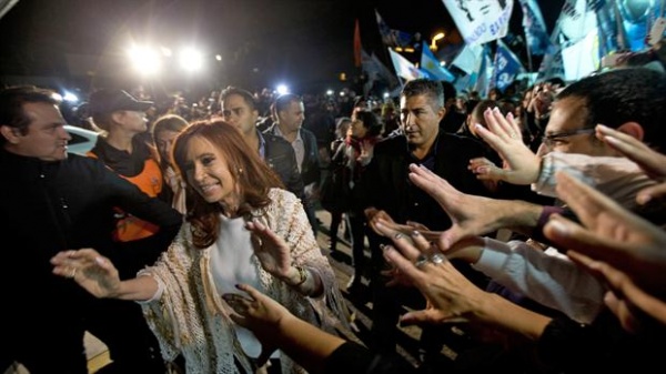 Tras los allanamientos, CFK vuelve a Capital Federal