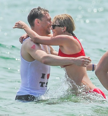 Con una remera,Tom Hiddleston le declaró su amor a Taylor Swift