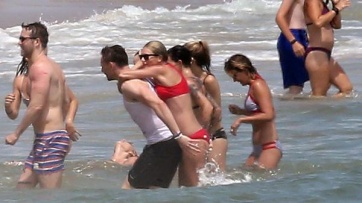 Con una remera,Tom Hiddleston le declaró su amor a Taylor Swift