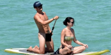 Sin nada de ropa, Orlando Bloom disfrutó del mar junto a Katy Perry