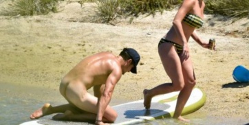 Sin nada de ropa, Orlando Bloom disfrutó del mar junto a Katy Perry