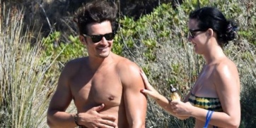 Sin nada de ropa, Orlando Bloom disfrutó del mar junto a Katy Perry