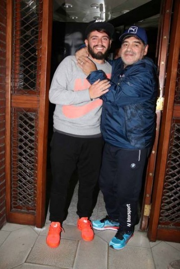 El reencuentro entre Diego Maradona y Diego Jr.: besos y abrazo