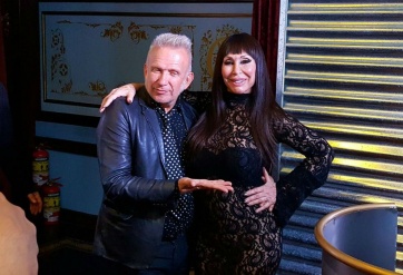 El glamoroso piquito entre Moria Casán y Jean Paul Gaultier