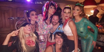 José Ottavis con top y pollera en la fiesta Halloween de Moria