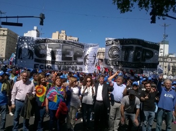 Quiénes acompañaron la marcha por la Ley de Emergencia Social