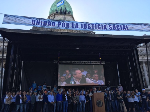 Quiénes acompañaron la marcha por la Ley de Emergencia Social