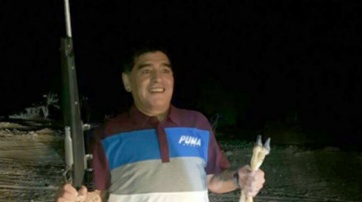 Viralizan foto de Maradona cazando un animal en extinción