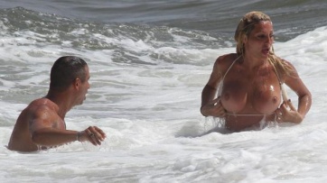 Vicky Xipolitakis: arrumacos, topless y ¿sexo en la playa?