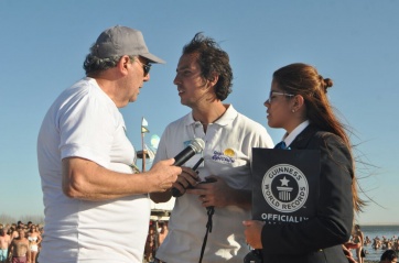 El intendente y otras dos mil personas flotaron en el lago y entraron en el Guinness