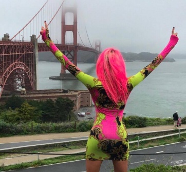 El extravagante cambio de look de Xipolitakis: pelo rosa chicle