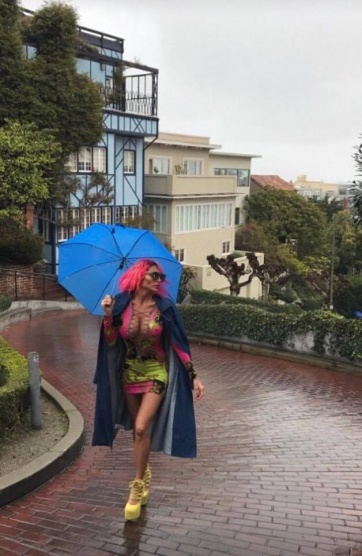 El extravagante cambio de look de Xipolitakis: pelo rosa chicle