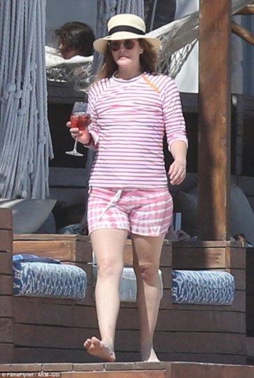 Drew Barrymore disfrutó del mar ¡en remera y short!