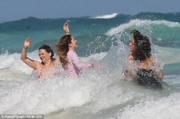 Drew Barrymore disfrutó del mar ¡en remera y short!