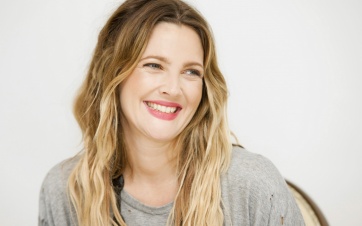 Drew Barrymore disfrutó del mar ¡en remera y short!