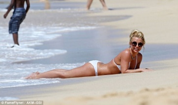 Britney Spears en bikini lució escultural en las playas de Hawaii