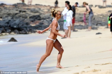 Britney Spears en bikini lució escultural en las playas de Hawaii