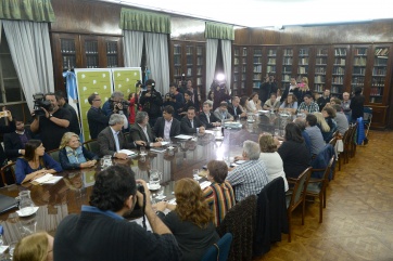 La Provincia toma a los gremios por sorpresa y les propone un cierre paritario por 3 años