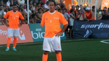 Whatsapp, fulbito y mentira: Scioli, ¿solo y en offside?