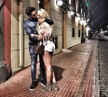 A los besos con su novio y una manito indiscreta ¡Foto!