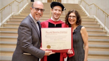 Finalmente Mark Zuckerberg se graduó en Harvard