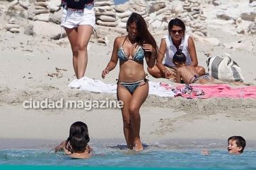 Antonella Rocuzzo en Ibiza deslumbra con su cuerpazo