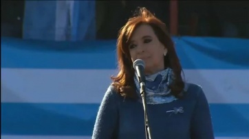 Con dudas sobre su candidatura, CFK presentó 