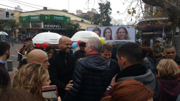 Con todos sus funcionarios en la calle, Cambiemos abrió su campaña con un timbreo