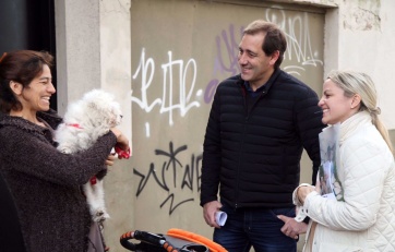 Con todos sus funcionarios en la calle, Cambiemos abrió su campaña con un timbreo