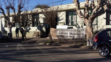 Carteles recuerdan a Maldonado en la escuela donde debe votar