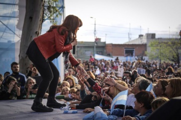 En Lanús, Cristina se calzó la campera que le gustaba a Néstor y apeló a la mística callejera