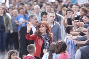 En Lanús, Cristina se calzó la campera que le gustaba a Néstor y apeló a la mística callejera