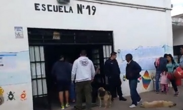 Amenazas de bombas, carteles despegados y forcejeos por una mochila