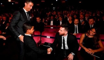 La foto del hijo de Ronaldo mirando a Messi que recorre el mundo