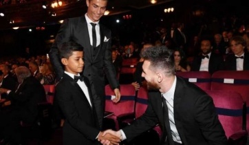 La foto del hijo de Ronaldo mirando a Messi que recorre el mundo