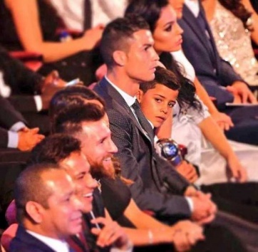 La foto del hijo de Ronaldo mirando a Messi que recorre el mundo