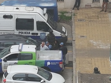 Esposado y fuertemente custodiado: la foto del Pata Medina en Tribunales