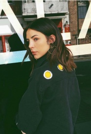 Cande Tinellli copió el look de Kendall Jenner y se arrepintió