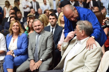 Risas, mates, besos y elegancia en la entrega de diplomas de los nuevos legisladores