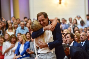 Risas, mates, besos y elegancia en la entrega de diplomas de los nuevos legisladores