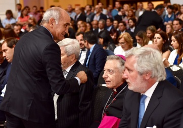 Risas, mates, besos y elegancia en la entrega de diplomas de los nuevos legisladores