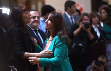 Risas, mates, besos y elegancia en la entrega de diplomas de los nuevos legisladores