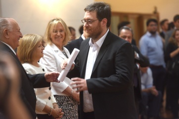 Risas, mates, besos y elegancia en la entrega de diplomas de los nuevos legisladores