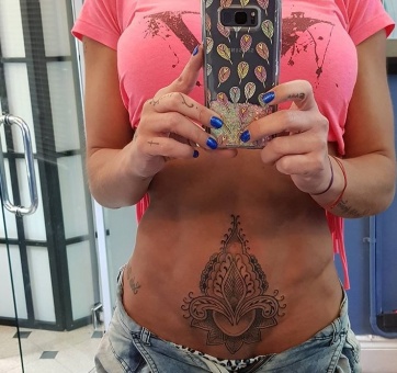 El nuevo tattoo de Mónica Farro en la lupa: ¿una vagina?