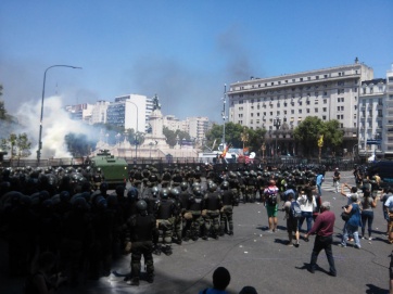 Tras los incidentes dentro y fuera del Congreso, se levantó la sesión en Diputados