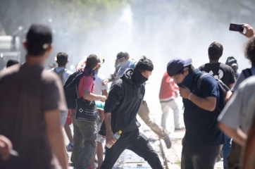 Reforma Previsional: gravísimos incidentes afuera del Congreso mientras se sesiona en Diputados