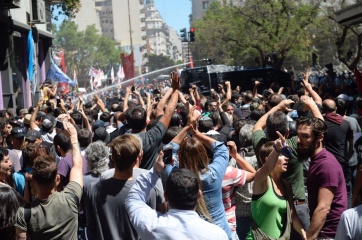 Reforma Previsional: gravísimos incidentes afuera del Congreso mientras se sesiona en Diputados