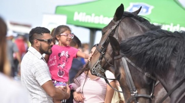 Con caballos, lanchas, helicópteros y perros, Vidal y Ritondo exhiben su Bonaerense en Mardel